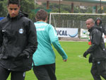 Os jogadores trabalham o toque de bola na primeira parte do coletivo.