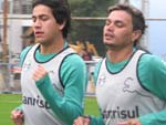 Saimon e Fbio Ferreira correram ao redor do gramado para recuperar o condicionamento fsico