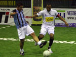 Paulo Srgio, capito do Corinthians, divide bola com Carlos Miguel