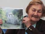 Anna Catharina Stormowski Luzzi, 92 anos, mostra a foto da sua antiga casa, que ficava na comunidade de Natividade