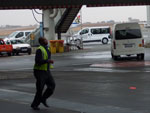 Este  o aeroporto de Johannesburgo, capital da frica do Sul, onde muitas pessoas e carros circulam na pista.