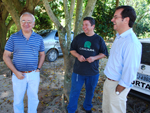 Equipe conversa com propriet�rio da Fazenda S�o Francisco 