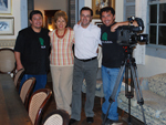 Equipe do programa posa para foto com Marly, a proprietria da Fazenda Nossa Senhora da Conceio