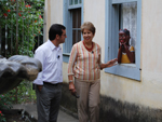 O reprter Sebastio Garcia conversa com a proprietria da Fazenda Nossa Senhora da Conceio, Marly    