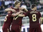 Finlndia 0x3 Rssia – Jogadores da Rssia comemoram gol marcado por Konstantin Zyryanov