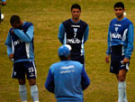 Silas conversa com os jogadores do Ava durante o treino