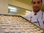 O chefe de confeitaria Marcos Vincius Cousseau, 24 anos, trabalha na padaria Dolce Gusto