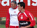 O tcnico Tite (E) realizou um treino de dois toques. Os gols foram raros. Mas o coletivo foi fundamental pra melhorar o toque de bola.