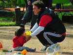 Pais aproveitaram o feriado para brincar com os filhos no parque