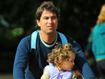 Pai e filha andam de bicicleta