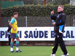 Autuori participou ativamente do treino correndo ao lado dos jogadores que est�o com a bola e falando com os atletas