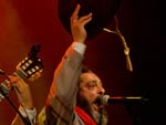 &quot;Redescrobiram silncios  Os sons que habitam a estrada  Ouvindo a voz da toada  Em “bordoneios” de vento  Cantiga luz de outro tempo...  Na “guela” do ndio ponteiro  Chamando ciclos primeiros  Na “cano” d’um venha boi  Destino certo dos “bois”,  Incertos, aos rumos tropeiros&quot;  Composio: Toada em Voz de Silncio  3 colocada e melhor letra