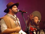 &quot;Quando  tardinha o sol vai indo embora  Chega na hora de voltar pro meu ranchito  Chamo meu cusco ato o lao nos tentos  E “assoviando” corto rastro a trotezito&quot;  Composio: Domingo de Campanha  Mais popular da 9 Sapecada da Cano da Serra Catarinense e melhor tema campeiro