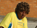 M, torcedor fantico do Ava, imitando Guga Kuerten