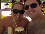 Lisiane de Andrade Fermino: &quot;Lisi e o marido, Igor, de frias curtindo uma sombrinha e provando um batida de abacaxi na maravilhosa praia de Muro Alto-PE&quot;