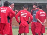 Tite conversa com o grupo antes de comear o treino desta tarde