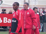 Glaydson comps o meio-campo durante a atividade no gramado suplementar