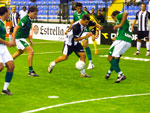 Quatro jogadores do Palmeiras tentando parar um do Botafogo