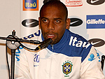 O lateral-direito Maicon concedeu entrevista, ao lado de Robinho, Luis Fabiano e Felipe Melo. Ele volta a assumir titularidade, no lugar de Daniel Alves.
