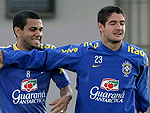 Daniel Alves (E) e Alexandre Pato correm atrs da bola durante o treino