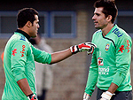 Os goleiros Jlio Csar (E) e Victor conversam durante o coletivo. O goleiro do Grmio ser o defensor reserva da Seleo.