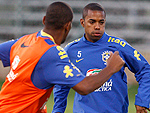 O treino foi leve, com exerccios fsicos e algumas jogadas ensaiadas.