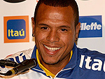 O atacante Luis Fabiano afirmou que espera acabar com sombras de Romrio e Ronaldo fazendo cinco gols. Alm disso, ele espera carimbar o passaporte para a Copa de 2010.