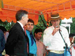 Eu, Osorio Paines, com o microfone fazendo abertura da semana farroupilha em Itaqui-RS, um abrao a todos voces da Radio Rural, sou ouvinte e voces esto de parabens pela programao!! Fiquem com o patro velho celestial!!!