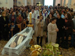 Fiis, familiares e admiradores do Frei Rovlio Costa, morto ontem na Capital aos 74 anos, compareceram na manh de hoje  missa de corpo presente na Igreja Matriz Santo Antnio, no Bairro Partenon