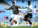 Rafael Marques tenta conter o jogador do Fluminense Fred, que avana com a bola