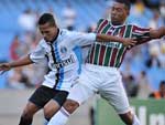 Souza, do Grmio, e Wellington Monteiro, do Fluminense, em disputa de bola