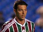 Leandro Amaral tenta avanar para a rea do Grmio