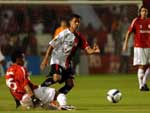 O jogo fica violento: trs cartes amarelos so distribudos no primeiro tempo.