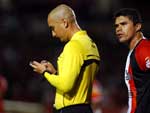 Jogador do vitria reclama da arbitragem
