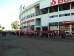 A fila comeava em frente  bilheteria C e se estendia ao redor do estdio