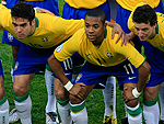 Entre os titulares, Daniel Alves permaneceu na lateral-direita e Lus Fabiano voltou ao ataque. Os atletas posam para foto.