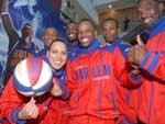 Harlem Globetrotters fazem tarde de autgrafos em Joinville