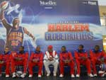 Harlem Globetrotters fazem tarde de autgrafos em Joinville