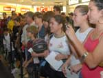 Harlem Globetrotters fazem tarde de autgrafos em Joinville