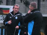 O auxiliar Ren Weber conversa com o tcnico Autuori