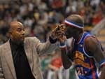 Jogador do Harlem Globetrotters fazendo gra�a para a torcida