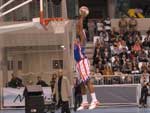 Enterrada com estilo de um dos Harlem Globetrotters