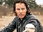 Em nono, mas muito importante, Taylor Kitsch em pose de motoqueiro selvagem, UI!
