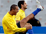 Os atacantes Luis Fabiano e Alexandre Pato aquecem antes do treinamento
