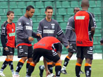 Jogadores brincam em roda de &quot;bobinho&quot;