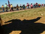 Marcha dos sem-terra, na BR-392, ruma a So Gabriel. De perto, ela  acompanhada por produtores rurais. Imagem de 29 de junho de 2003