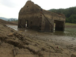 A falta de chuva, o forte calor e o baixo nvel da gua revela uma antiga moradia no fundo na barragem do DNOS em Santa Maria. Imagem de 30 de maio de 2005
