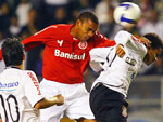 O zagueiro colorado lvaro durante forte disputa de bola