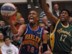 Jogador do Harlem Globetrotters tirando onda de adversrio