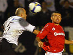 O lateral Marcelo Cordeiro durante disputa de bola area